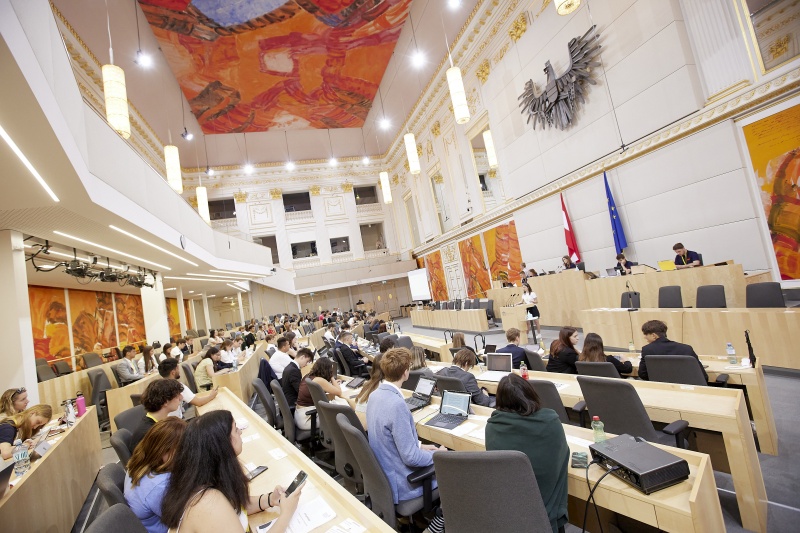 Am Rednerpult Delegierte des SchülerInnenparlament