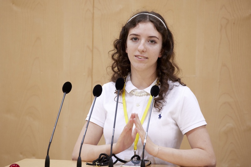 Am Rednerpult Delegierte des SchülerInnenparlament