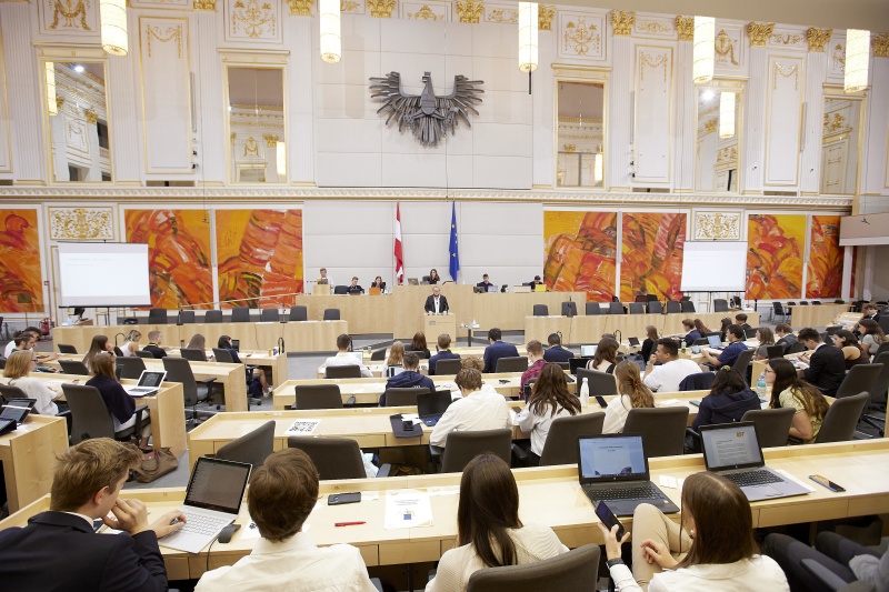 Am Rednerpult Delegierte des SchülerInnenparlament