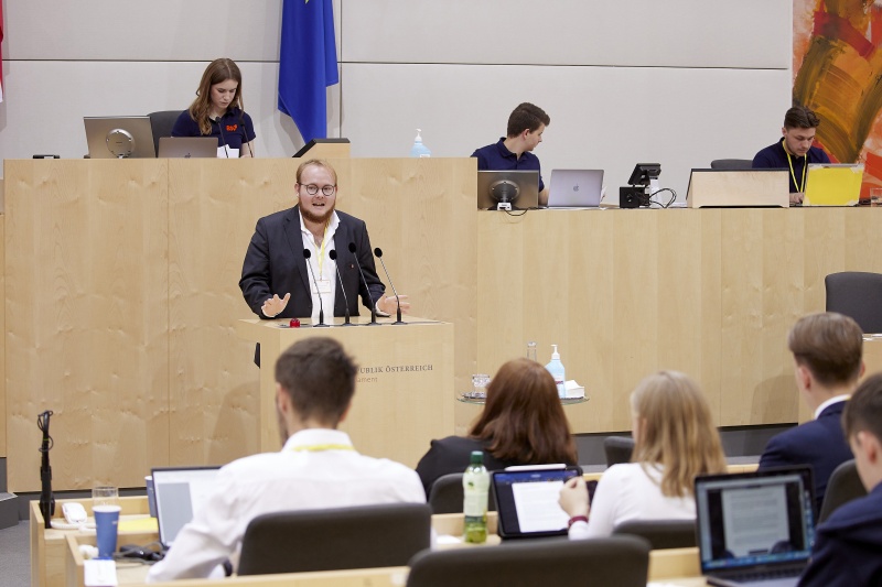 Am Rednerpult Delegierte des SchülerInnenparlament