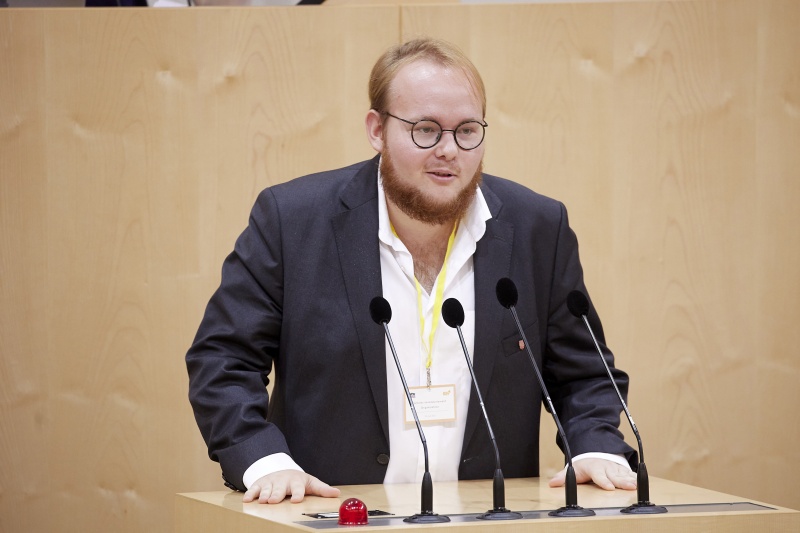 Am Rednerpult Delegierte des SchülerInnenparlament