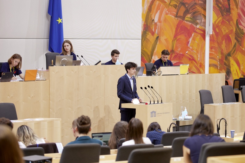 Am Rednerpult Delegierte des SchülerInnenparlament
