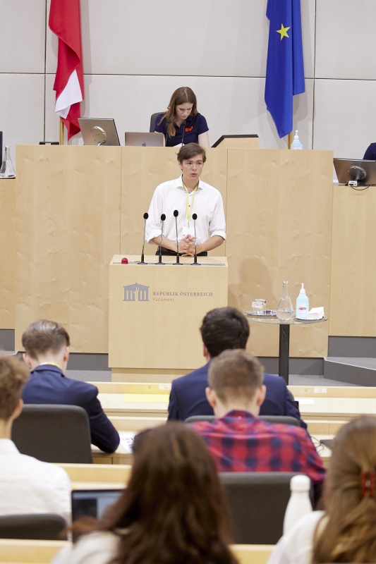Am Rednerpult Delegierte des SchülerInnenparlament