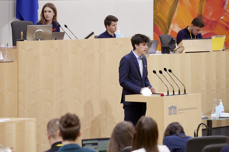 Am Rednerpult Delegierte des SchülerInnenparlament