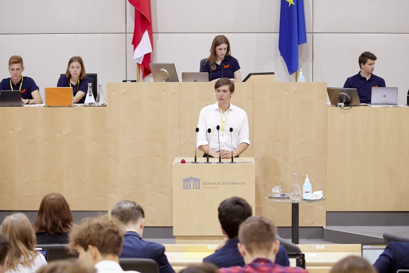 Am Rednerpult Delegierte des SchülerInnenparlament