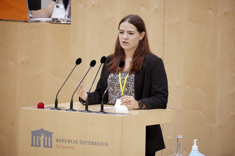 Am Rednerpult Delegierte des SchülerInnenparlament
