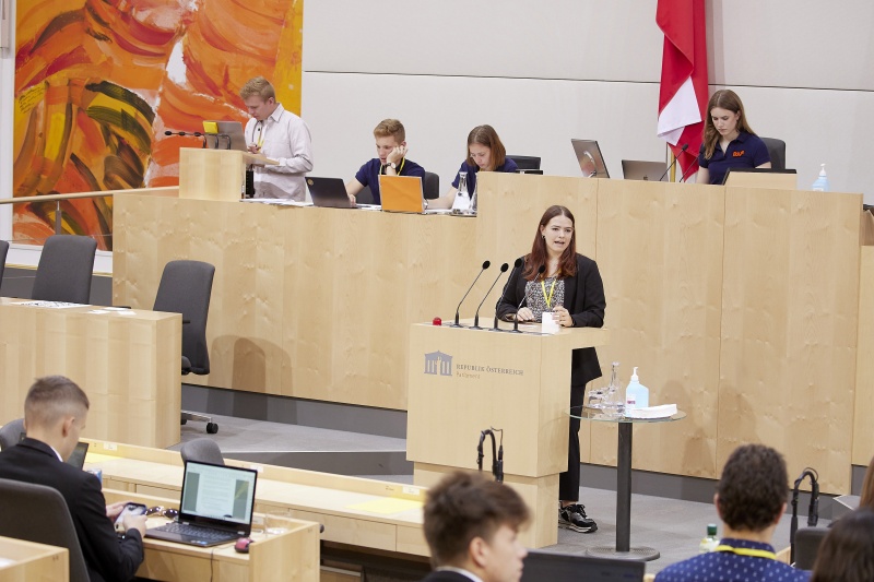 Am Rednerpult Delegierte des SchülerInnenparlament