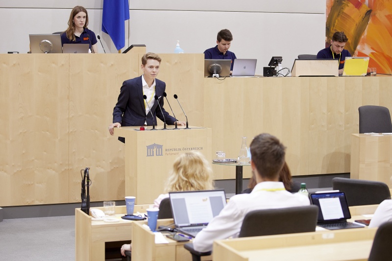 Am Rednerpult Delegierte des SchülerInnenparlament
