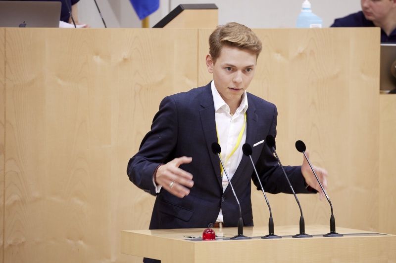 Am Rednerpult Delegierte des SchülerInnenparlament