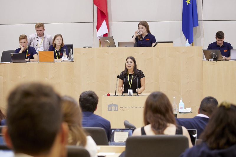 Am Rednerpult Delegierte des SchülerInnenparlament