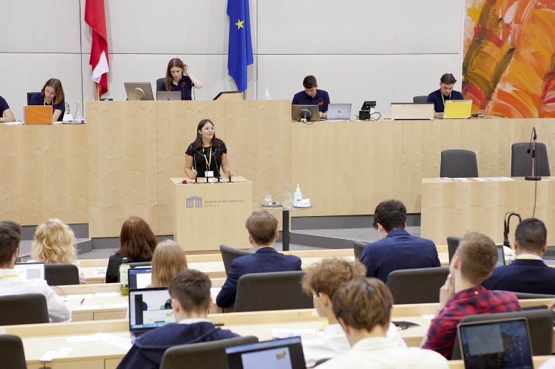 Am Rednerpult Delegierte des SchülerInnenparlament