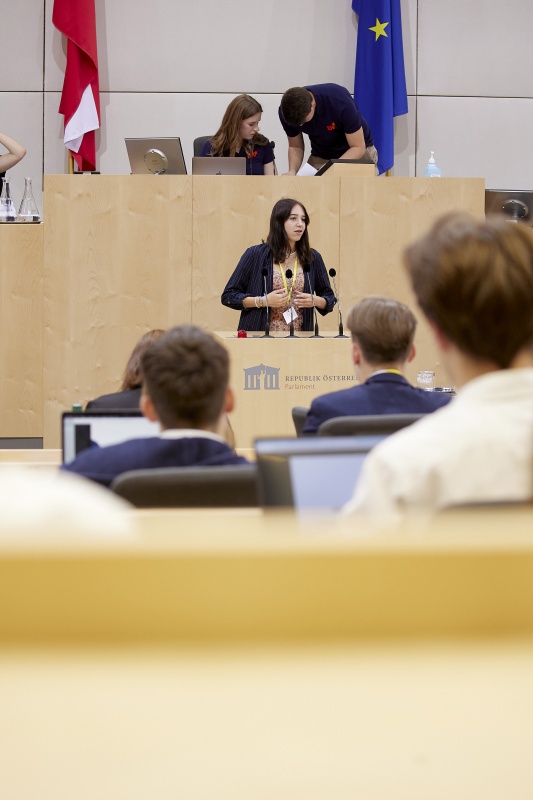 Am Rednerpult Delegierte des SchülerInnenparlament