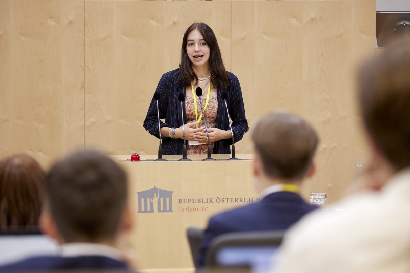 Am Rednerpult Delegierte des SchülerInnenparlament