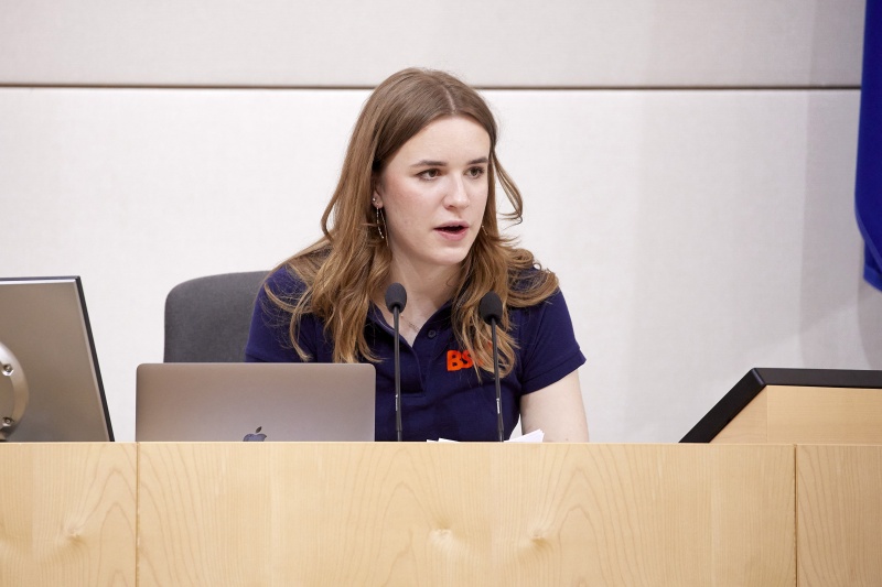 Am Rednerpult Delegierte des SchülerInnenparlament