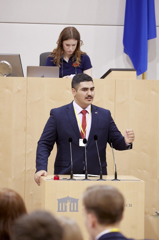 Am Rednerpult Delegierte des SchülerInnenparlament