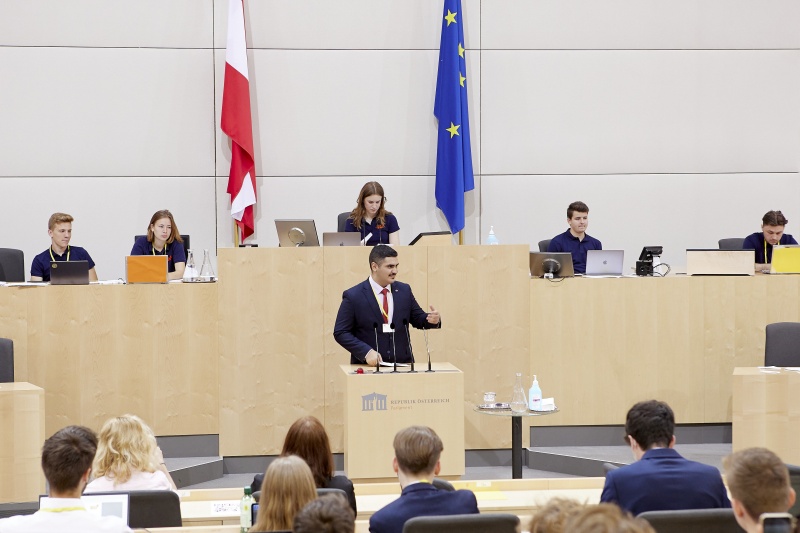 Am Rednerpult Delegierte des SchülerInnenparlament