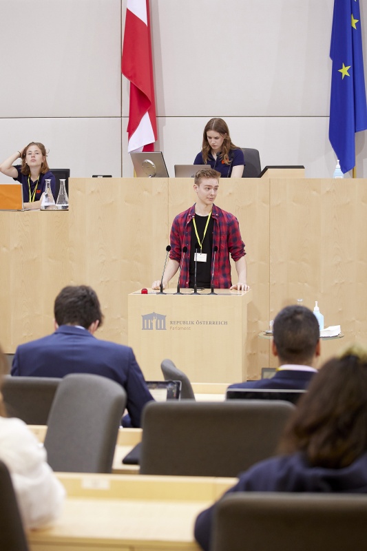 Am Rednerpult Delegierte des SchülerInnenparlament