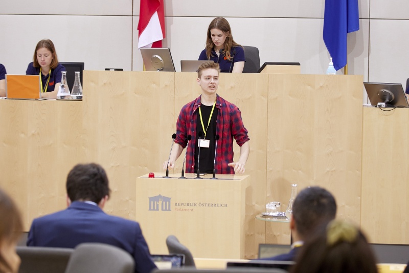 Am Rednerpult Delegierte des SchülerInnenparlament