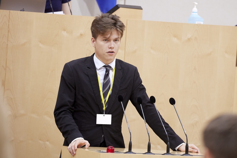 Am Rednerpult Delegierte des SchülerInnenparlament
