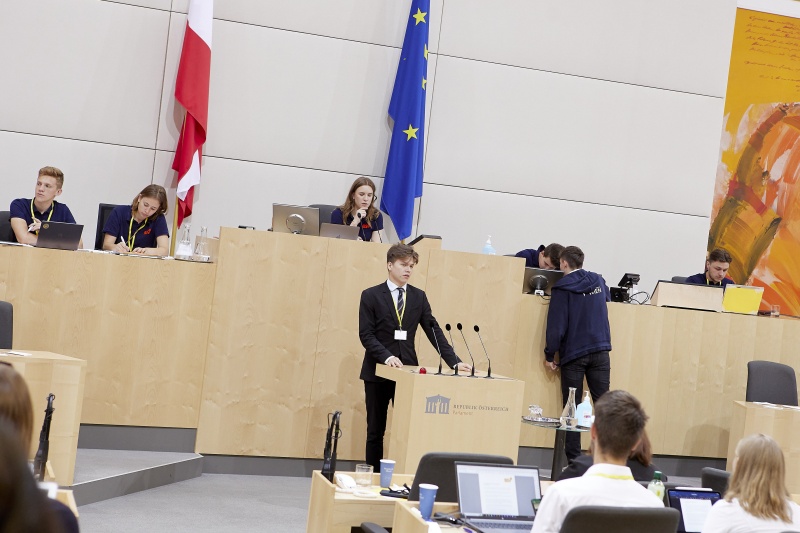 Am Rednerpult Delegierte des SchülerInnenparlament
