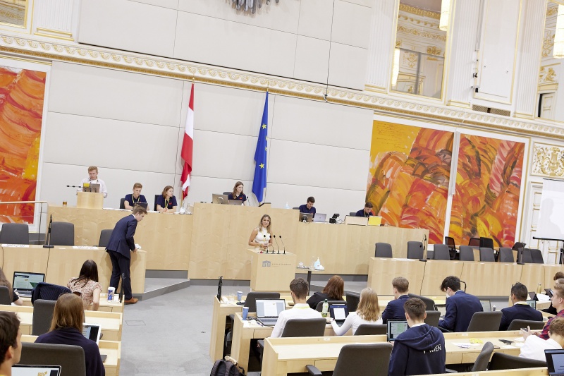 Am Rednerpult Delegierte des SchülerInnenparlament