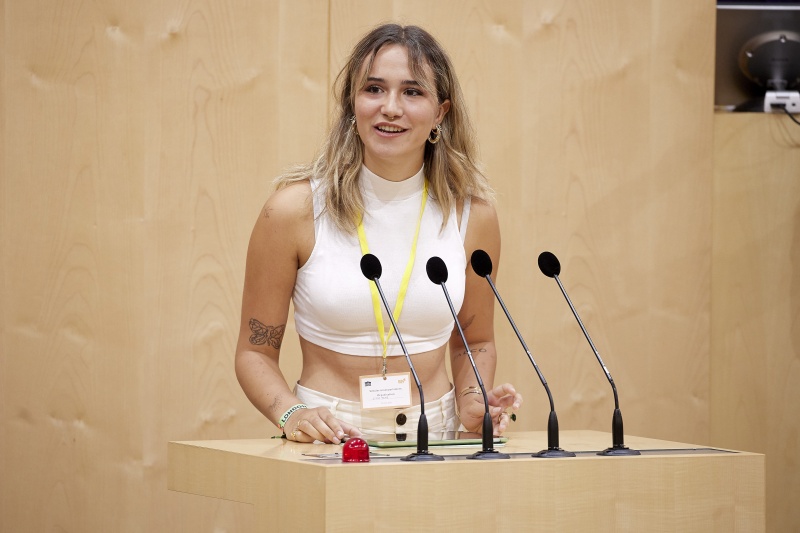 Am Rednerpult Delegierte des SchülerInnenparlament