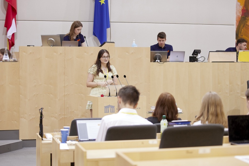 Am Rednerpult Delegierte des SchülerInnenparlament