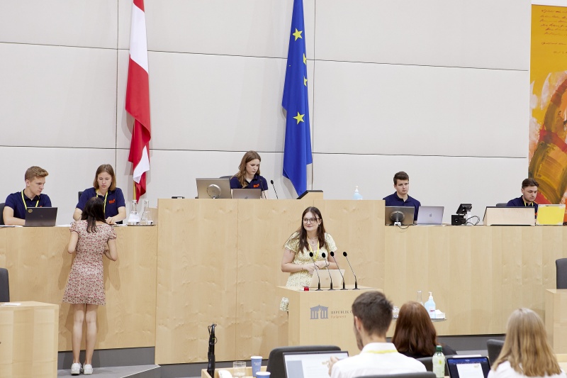 Am Rednerpult Delegierte des SchülerInnenparlament