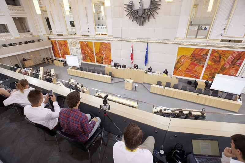 Bundesschulsprecherin Susanna Öllinger am Präsidium