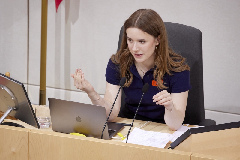 Bundesschulsprecherin Susanna Öllinger am Präsidium