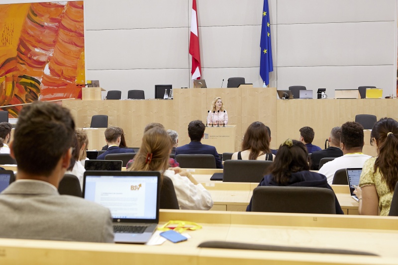 Am Rednerpult Nationalratsabgeordnete Eva Maria Holzleitner (SPÖ)