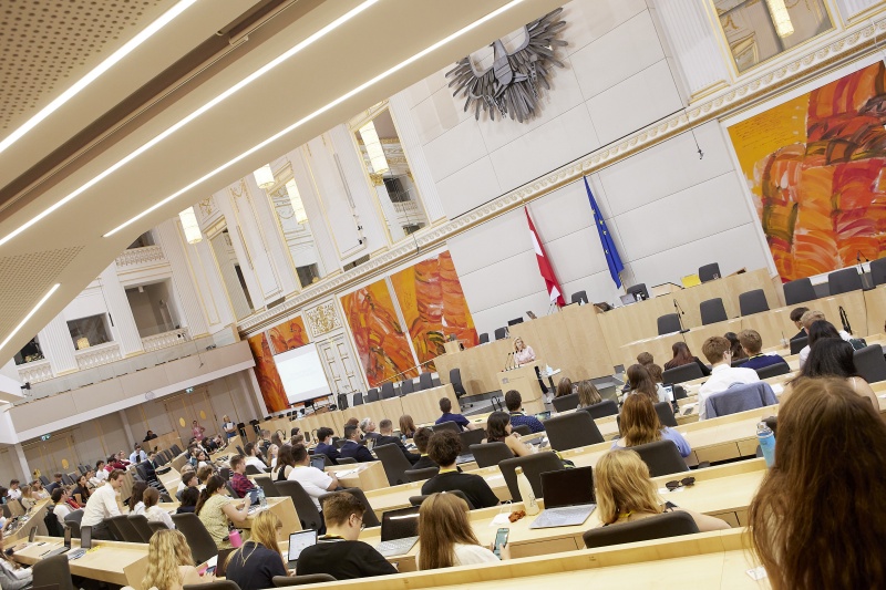 Am Rednerpult Nationalratsabgeordnete Eva Maria Holzleitner (SPÖ)