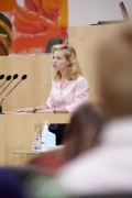 Am Rednerpult Nationalratsabgeordnete Eva Maria Holzleitner (SPÖ)