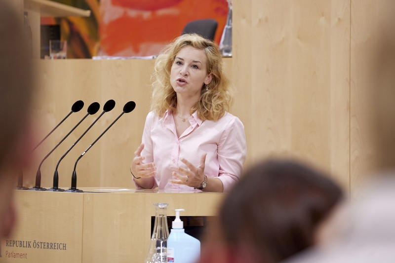Am Rednerpult Nationalratsabgeordnete Eva Maria Holzleitner (SPÖ)