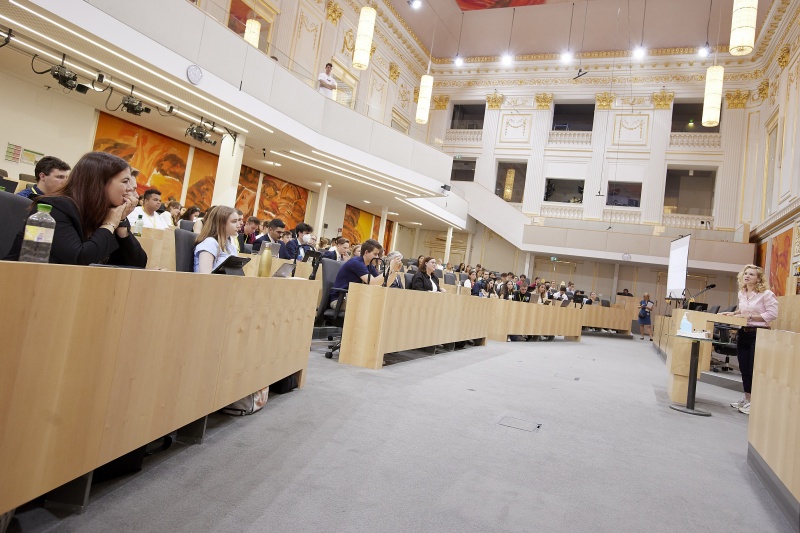 Am Rednerpult Nationalratsabgeordnete Eva Maria Holzleitner (SPÖ)