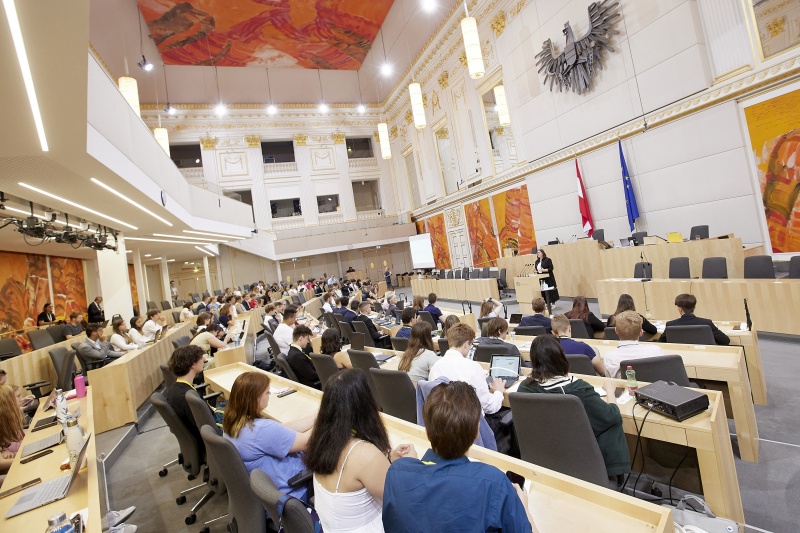 Am Rednerpult Nationalratsabgeordnete Carina Reiter (ÖVP)