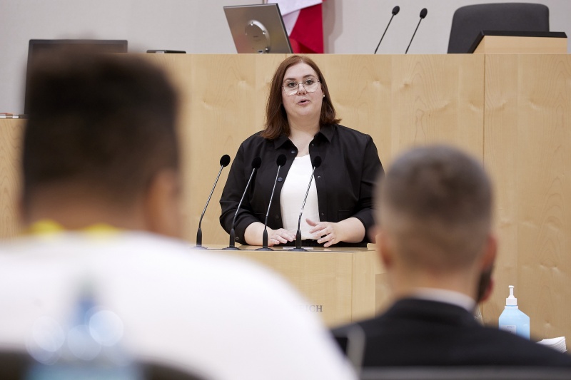 Am Rednerpult Nationalratsabgeordnete Carina Reiter (ÖVP)