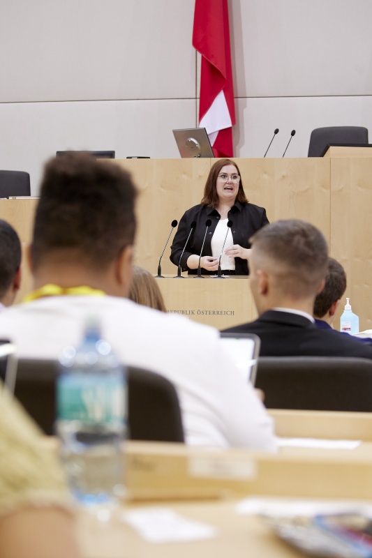 Am Rednerpult Nationalratsabgeordnete Carina Reiter (ÖVP)