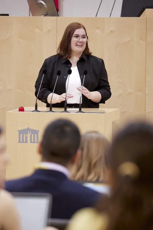 Am Rednerpult Nationalratsabgeordnete Carina Reiter (ÖVP)