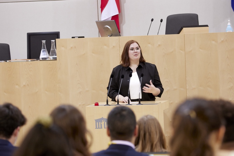 Am Rednerpult Nationalratsabgeordnete Carina Reiter (ÖVP)