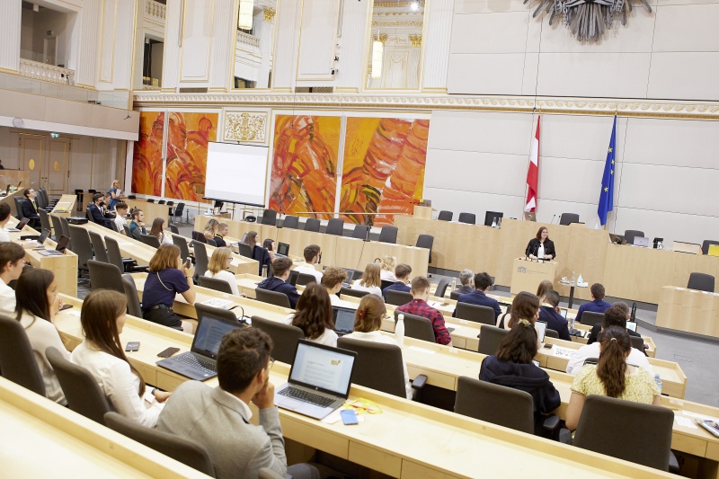 Am Rednerpult Nationalratsabgeordnete Carina Reiter (ÖVP)