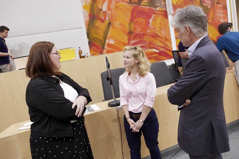 Von links: Nationalratsabgeordnete Carina Reiter (ÖVP), Nationalratsabgeordnete Eva Maria Holzleitner (SPÖ), Parlamentsdirektor Harald Dossi