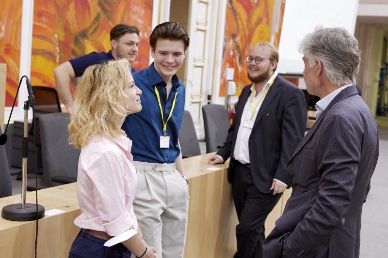 1. von links: Nationalratsabgeordnete Eva Maria Holzleitner (SPÖ), 4. von links: Parlamentsdirektor Harald Dossi