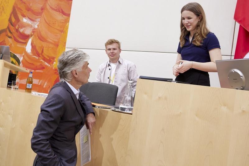 Von links: Parlamentsdirektor Harald Dossi, Bundesschulsprecherin Susanna Öllinger