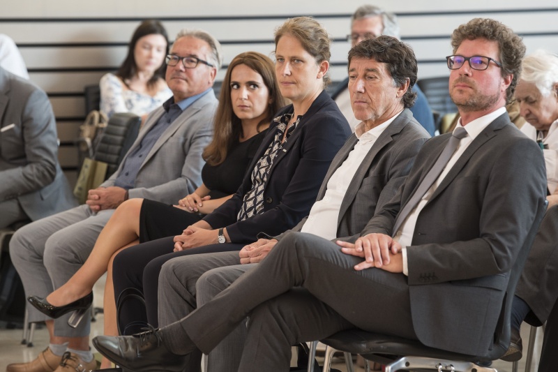 Erste Reihe von rechts: ARGE ÖVV Geschäftsleiter Alexander Klein, Nationalratsabgeordneter Johannes Margreiter (NEOS), Vorstandsmitglied ÖBB-Persohnenverkehr AG Sabine Stock, Veranstaltungsteilnehmer:innen