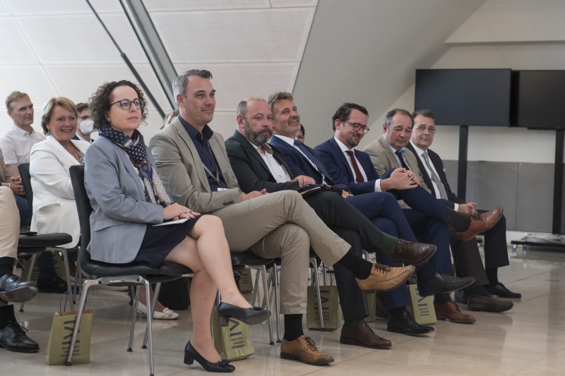 Erste Reihe von links: Bundesratspräsidentin Christine Schwarz-Fuchs (ÖVP), ARGE Präsidiumsmitglied Christian Hildebrand, Vorstandsdirektor Mobilität und Freizeit der Holding Graz Mark Perz, ARGE ÖVV Präsidiumsmitglied Wolfgang Schroll, VAO Geschäftsführer Sefan Mayr, Veranstaltungsteilnehmer