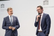 Am Podium von links: ARGE ÖVV Präsidiumsmitglied Wolfgang Schroll, VAO Geschäftsführer Sefan Mayr