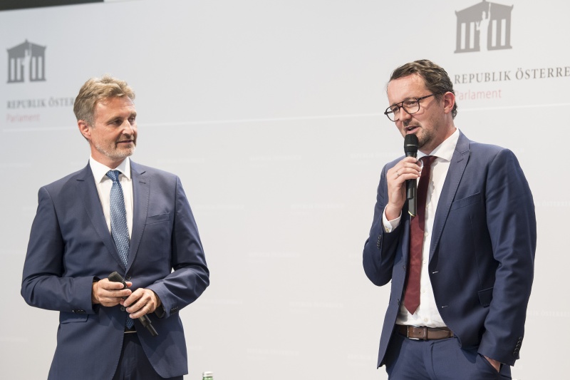 Am Podium von links: ARGE ÖVV Präsidiumsmitglied Wolfgang Schroll, VAO Geschäftsführer Sefan Mayr