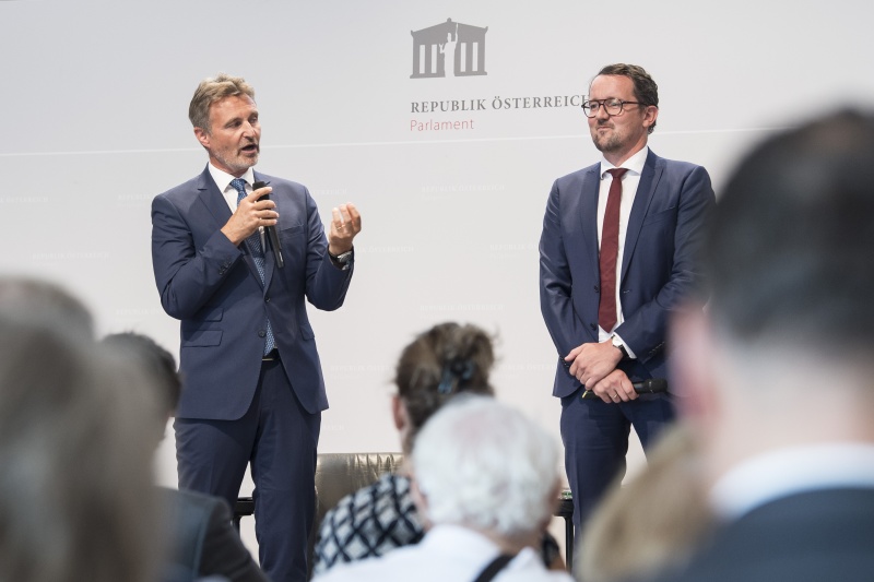 Am Podium von links: ARGE ÖVV Präsidiumsmitglied Wolfgang Schroll, VAO Geschäftsführer Stefan Mayr