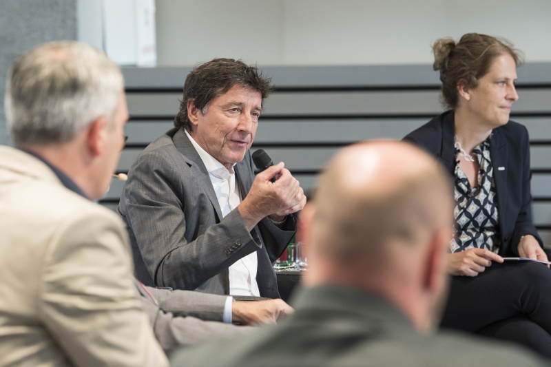 Nationalratsabgeordneter Johannes Margreiter (NEOS) am Wort, Vorstandsmitglied ÖBB-Personenverkehr AG Sabine Stock